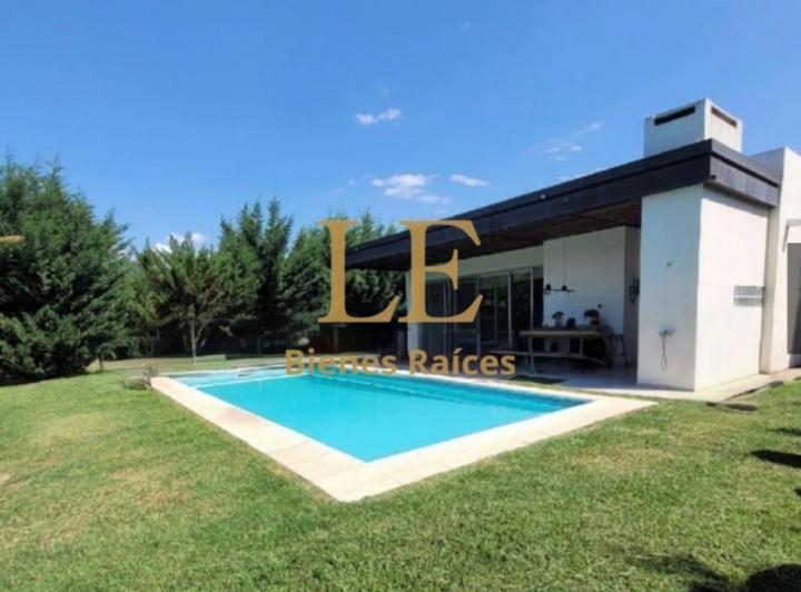 Casa · 200m² · 5 Ambientes · 4 Cocheras