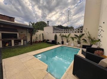 Casa · 240m² · 4 Ambientes · 1 Cochera · Casa en Venta de 4 Ambientes con Jardín en Martínez