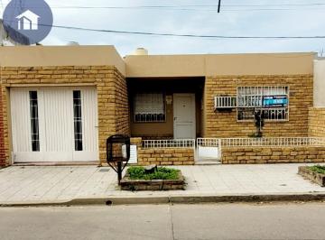 Casa · 364m² · 5 Ambientes · 1 Cochera · Venta, Bº Acevedo, 3 Habitaciones
