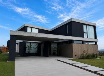 Casa · 1000m² · 5 Ambientes · 2 Cocheras · Casa en Alquiler - La Providencia Country Club