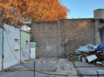 Terreno · 211m² · Terreno de 211 m² con Mejoras a Pocas Cuadras del Centro de Moron