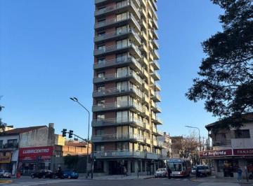 Departamento de 3 ambientes, Vicente López · La Lucila: Edificio Laguzzi, Excelente 3 Ambientes con Balcòn y Cochera Cubierta
