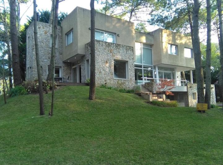 Casa · 250m² · 6 Ambientes · 1 Cochera