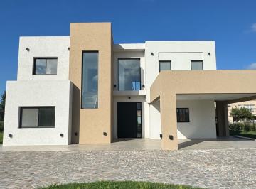 Casa · 221m² · 5 Ambientes · 2 Cocheras · Casa a La Venta en La Providencia Country Club