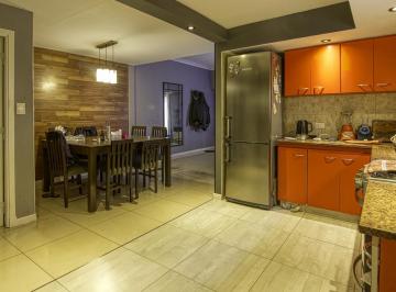 Casa · 180m² · 4 Ambientes · 1 Cochera · Casa 4 Amb con Quincho y Entrada de Auto