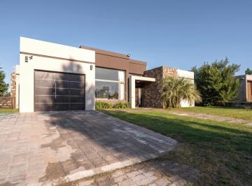 Casa · 290m² · 5 Ambientes · 1 Cochera · Casa en Venta Barrio Ecuestre Costa Esmeralda