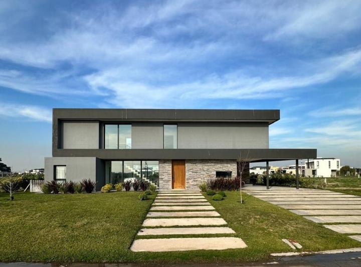 Casa · 360m² · 6 Ambientes · 2 Cocheras