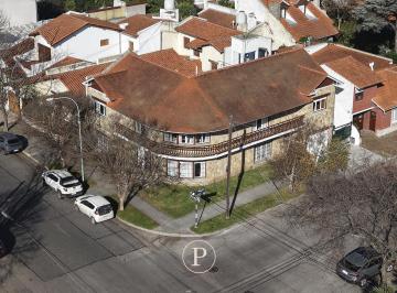 Casa · 365m² · 6 Ambientes · 3 Cocheras · Venta Casa 6 Ambientes Reciclada en Los Troncos