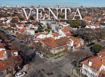 Casa · 365m² · 6 Ambientes · 3 Cocheras · Venta Casa 6 Ambientes Reciclada en Los Troncos