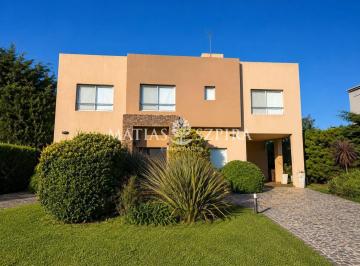 Casa · 200m² · 5 Ambientes · 1 Cochera · Propiedad de Cinco Ambientes Es La Cesarina