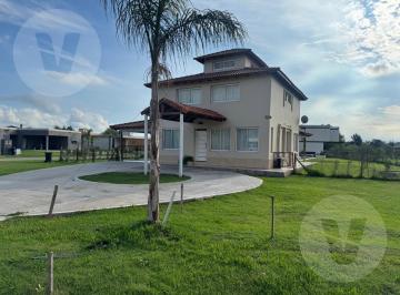 Casa · 1210m² · 6 Ambientes · 2 Cocheras · Casa en La Magdalena