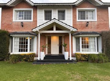 Casa · 755m² · 7 Ambientes · 4 Cocheras · Casa en Venta de 4 Domitorios en Pilar, Barrio Cerrado La Delfina