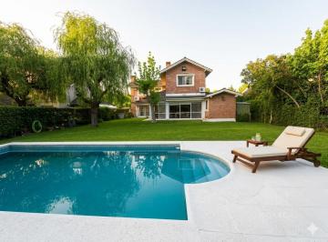 Casa · 755m² · 7 Ambientes · 4 Cocheras · Casa en Venta de 4 Domitorios en Pilar, Barrio Cerrado La Delfina
