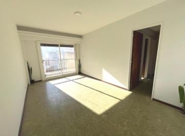 Departamento · 51m² · 3 Ambientes · Departamento de 3 Ambientes con Balcón Corrido en Piso Alto - Flores