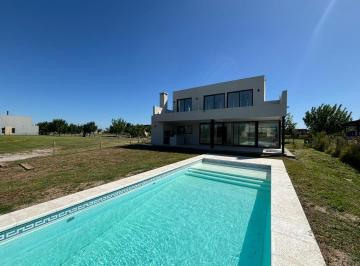Casa · 165m² · 5 Ambientes · 2 Cocheras · Casa en Venta a La Laguna en Barrio El Naudir, Escobar