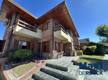 Casa · 340m² · 6 Ambientes · 10 Cocheras · Casa con Amplio Verde, Apta 2 Familias