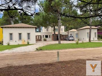 Casa · 454m² · 6 Ambientes · 2 Cocheras · Casa en Venta - 5 Dorm. 6 Baños 2 Cocheras - 454 m² - Pinamar