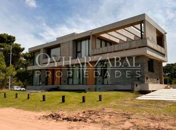 Casa · 400m² · 8 Ambientes · 2 Cocheras · Casa en Alquiler