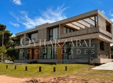 Casa · 400m² · 8 Ambientes · 2 Cocheras · Casa en Alquiler