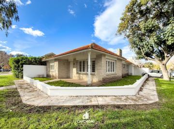Casa · 134m² · 4 Ambientes · 1 Cochera · Venta - Casa 4 Ambientes Reciclada a Nueva - Patio con Parrilla - Garage y Trotadora - Parque Luro