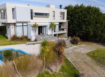 Casa de 5 ambientes, Cariló · A 100 m del Mar | Arquitectura de Hormigón, 3 Suites y Piscina Climatizada en Una de Las Mejore