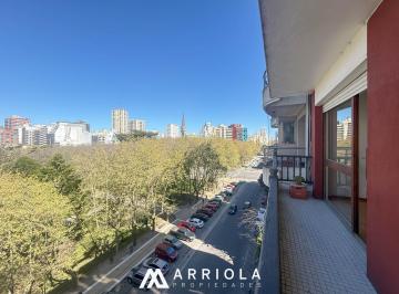 Departamento · 65m² · 3 Ambientes · Departamento 3 Amb. Al Frente con Balcón, 2 Baños. Centro.