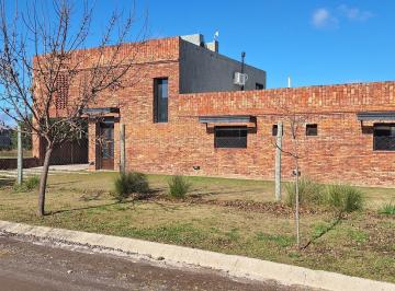 Casa · 280m² · 5 Ambientes · 2 Cocheras · Casa en Venta 3 Dorm. con Piscina Barrio La Pampeana
