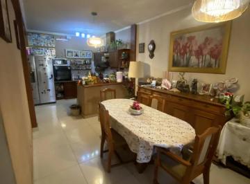 Casa · 240m² · 7 Ambientes · 2 Cocheras · Casa en Venta - 6 Dorm. 4 Baños - Lomas de Zamora