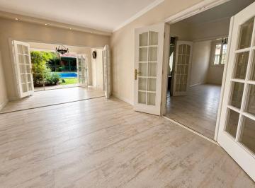 Casa · 243m² · 6 Ambientes · 1 Cochera · Hermosa Casa de 6 Ambientes con Cochera - Quincho y Pileta