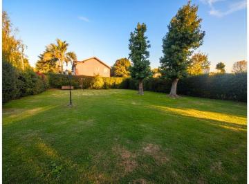 Casa · 110m² · 5 Ambientes · Casa 5 Amb en Doble Lote C/quincho. La Martona