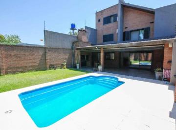 Casa · 178m² · 6 Ambientes · 1 Cochera · Casa 6 Amb Venta El Palomar Pileta Parque Permuta