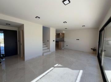 Casa · 145m² · 4 Ambientes · 2 Cocheras · Venta Duplex 3 Dorm a Estrenar Docta Urbanizacion