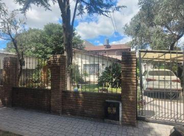 Casa · 181m² · 5 Ambientes · 1 Cochera · Casa 5 Amb. + Depto. 3 Amb. Fondo Lote 718 m