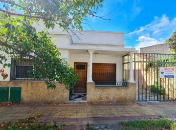 Casa · 226m² · 5 Ambientes · 3 Cocheras · Casa Multifamiliar en Lote Propio. Apto Credito