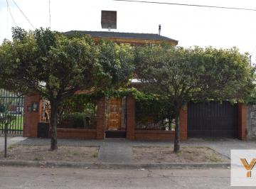 Casa · 225m² · 5 Ambientes · 1 Cochera · Casa en Venta - 3 Dorm. 2 Baños - Cochera - 398 m² - Ituzaingó