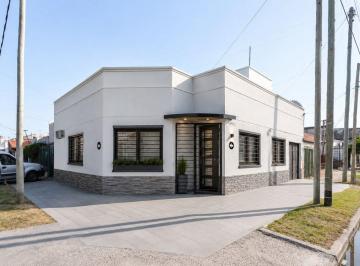 Casa · 98m² · 4 Ambientes · 1 Cochera · Venta de Casa en Esquina 5 Ambientes con Garage