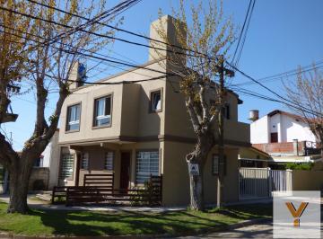 Casa · 170m² · 6 Ambientes · 3 Cocheras · Dúplex en Venta - 1 Dormitorio 1 Baño - 200 m² - Mar de Ajó