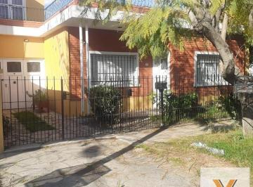 Casa · 175m² · 4 Ambientes · 1 Cochera · Casa en Moron