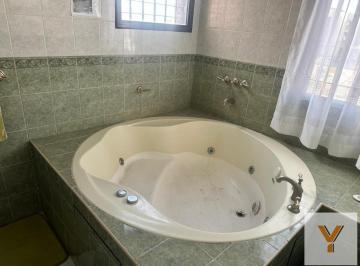 Casa · 500m² · 7 Ambientes · 2 Cocheras · Casa en Venta - 4 Dorm. 4 Baños - Villa Carlos Paz