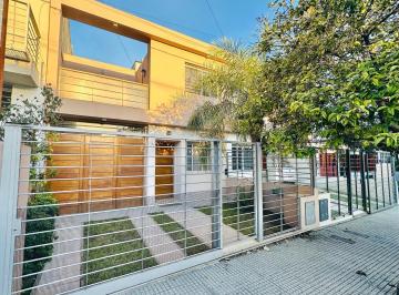 Casa · 150m² · 3 Ambientes · 1 Cochera · Duplex en Venta en Urca - 3 Dorm. - Sute - Pileta