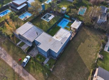 Casa · 120m² · 8 Ambientes · 2 Cocheras · Amplia Casa con Pileta y Quincho