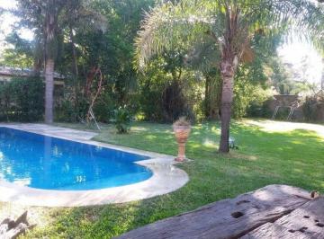 Quinta vacacional · 400m² · 8 Ambientes · Casa Quinta Venta en Ituzaingó 4 Dorm. Galeria Pileta Parrilla Gran Jardin Lote de 1000 m