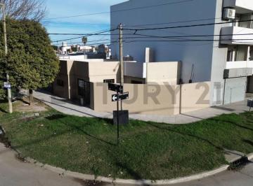 Casa · 65m² · 2 Dormitorios · 1 Cochera · Venta de Casa Estrenar | 2 Dorm., Patio y Cochera