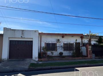 Casa · 75m² · 3 Ambientes · 1 Cochera · Casa 3 Amb. con Patio y Cochera en Venta - Ituzaingó