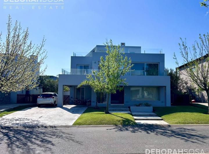 Casa · 270m² · 5 Ambientes · 1 Cochera