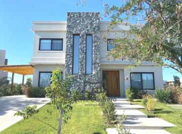 Casa · 227m² · 7 Ambientes · 2 Cocheras · Casa en Venta en El Canton a La Laguna con 4 Dorm. y Pileta