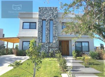 Casa · 227m² · 7 Ambientes · 2 Cocheras · Casa en Venta en El Canton a La Laguna con 4 Dorm. y Pileta