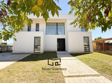Casa · 220m² · 6 Ambientes · Casa en Venta en El Canton Golf a La Laguna con 4 Dorm.