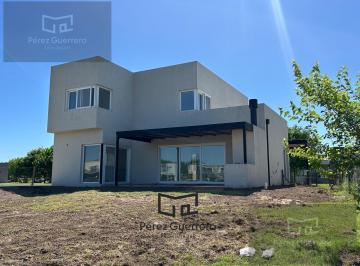Casa · 196m² · 6 Ambientes · 2 Cocheras · Casa en Venta en El Canton a La Laguna con 3 Dorm. y Pileta