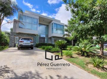 Casa · 235m² · 5 Ambientes · 2 Cocheras · Casa en Venta en El Canton Islas con 3 Dorm. a La Laguna